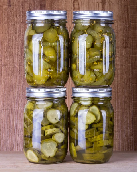 Pickled cucumbers in brine in mason jars — Stock Photo, Image