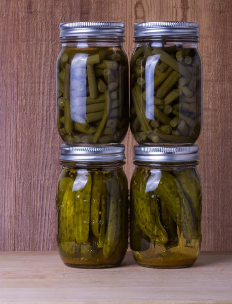Bönor och pickles bevarade i mason burkar — Stockfoto