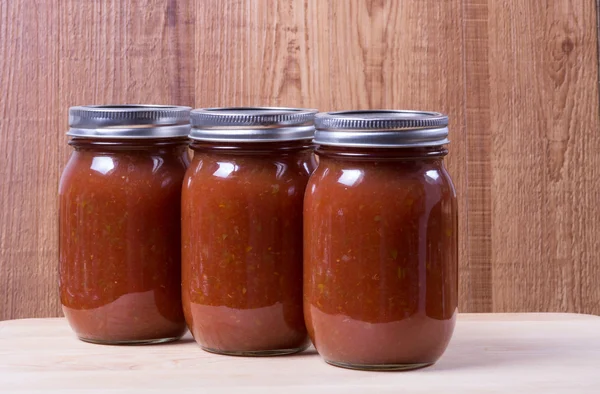 Три банки домашнього томатного соусу — стокове фото