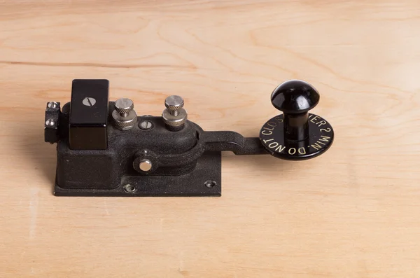 Ročník telegrafní klíč na stole — Stock fotografie