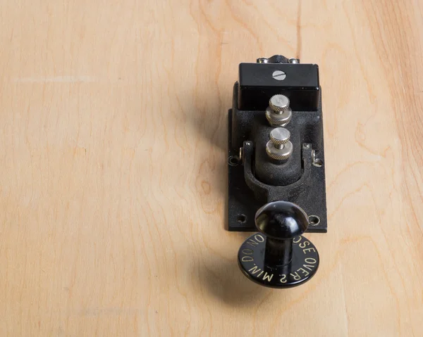Antik távíró kulcs-ra egy iskolapad — Stock Fotó
