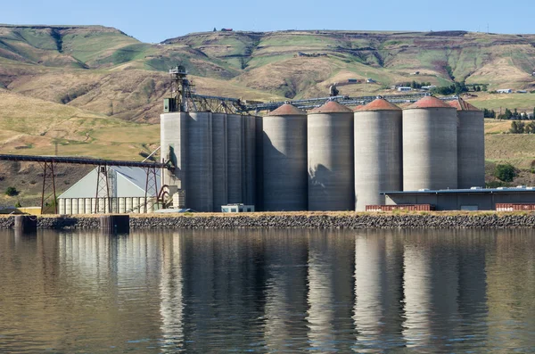 Grain elevator storage on river — Stock Photo, Image