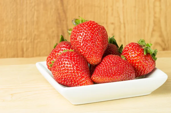 Frische rote Erdbeeren auf weißem Teller — Stockfoto