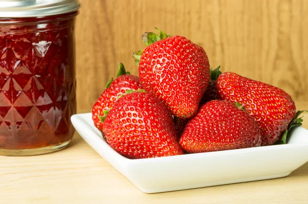 Confiture ou gelée de fraises aux baies — Photo