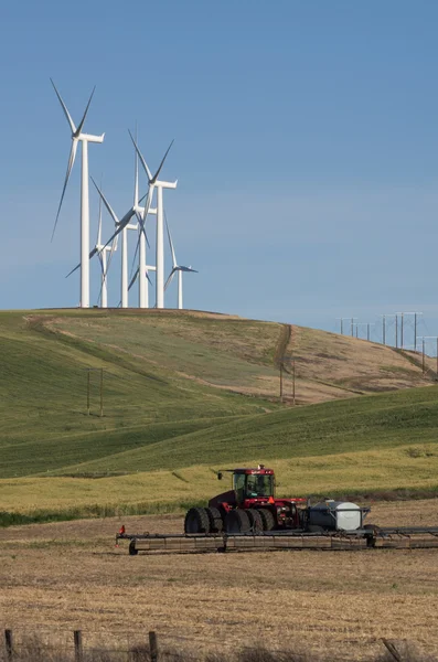 Las turbinas eólicas compiten con la agricultura por el espacio Imagen de archivo