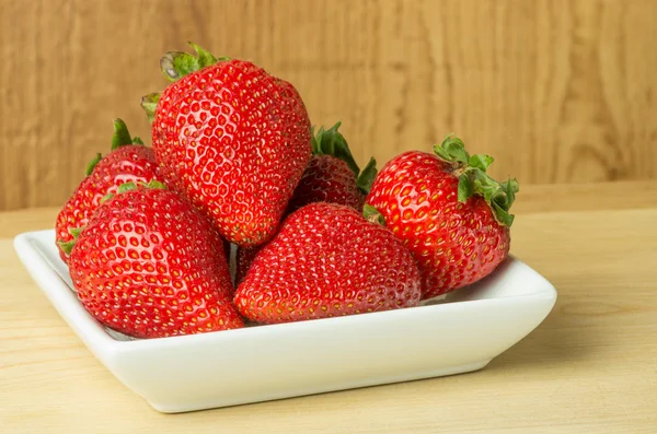 Assiette de fraises fraîches — Photo