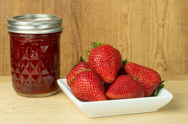 Strawberry jam or jelly with strawberries — Stock Photo, Image