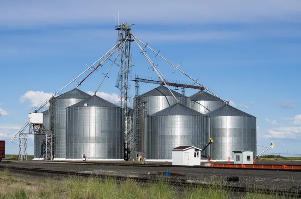 Impianto silo stoccaggio grano metallico — Foto Stock