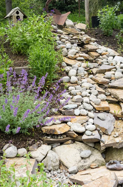 Curso de água do jardim com rochas — Fotografia de Stock