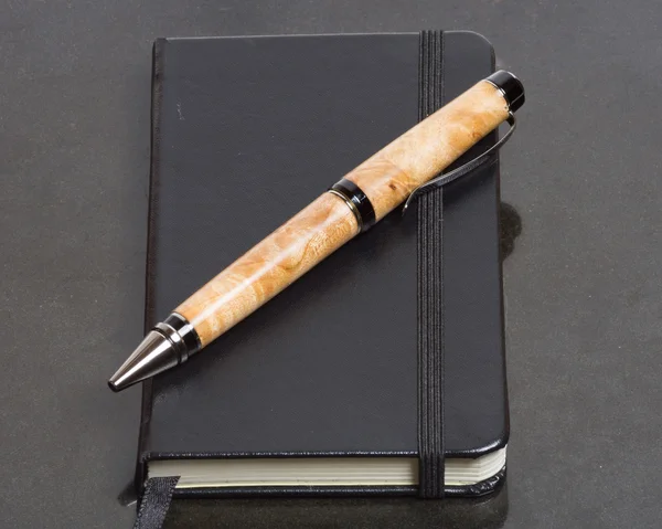Caderno ou diário e caneta — Fotografia de Stock