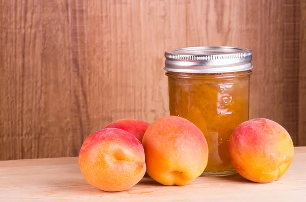 新鲜成熟杏子和果酱 — 图库照片