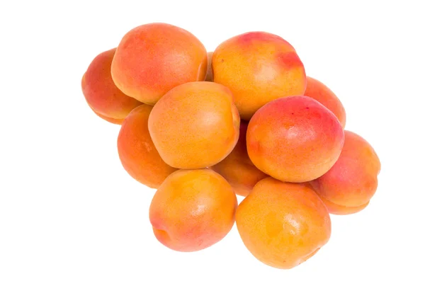Свежие спелые абрикосы изолированы на белом — стоковое фото
