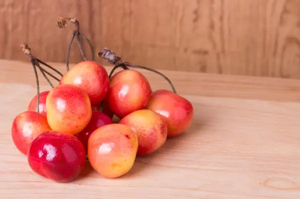 Cerezas frescas maduras sobre mesa de madera —  Fotos de Stock