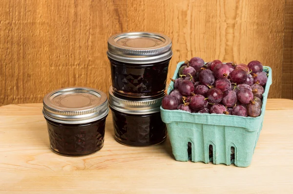 Gooseberry jelly and red gooseberries — Stock Photo, Image