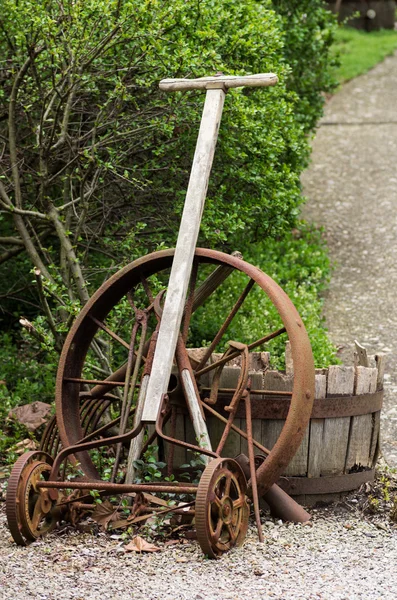 Taş döşeli bir yürüyüş yanında eski araçlar — Stok fotoğraf