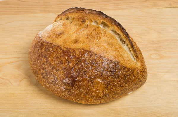 Буханка свежего хлеба на деревянном столе — стоковое фото