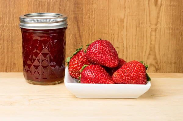 Strawberries and jam — Stock Photo, Image