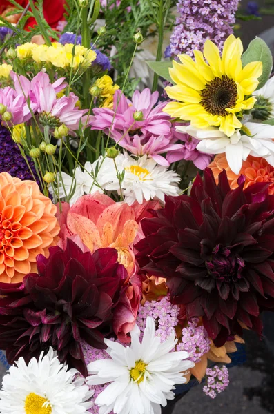 市場での花の花束 — ストック写真