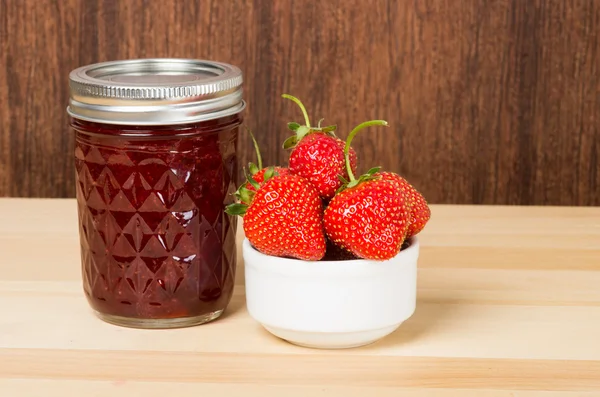 Strawberry jam or jelly with bowl of strawberries — Stock Photo, Image