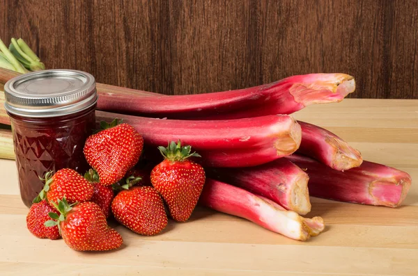 Strawberry rhubarb jam with berries and rhubarb — Stock Photo, Image