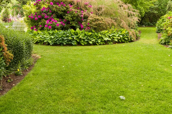 Лаун с цветником Стоковое Фото