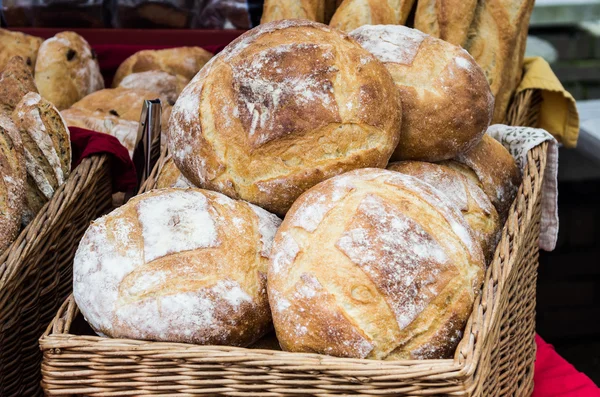 Свежий хлеб в плетеной корзине — стоковое фото