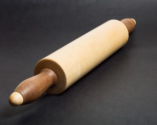 Дерев'яна прокатна шпилька на хлібопекарському столі — стокове фото
