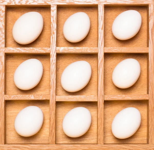 Uova bianche in scatola ombra di legno — Foto Stock
