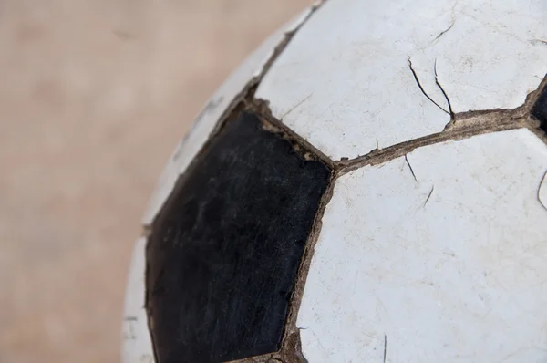 Bola de futebol velho — Fotografia de Stock