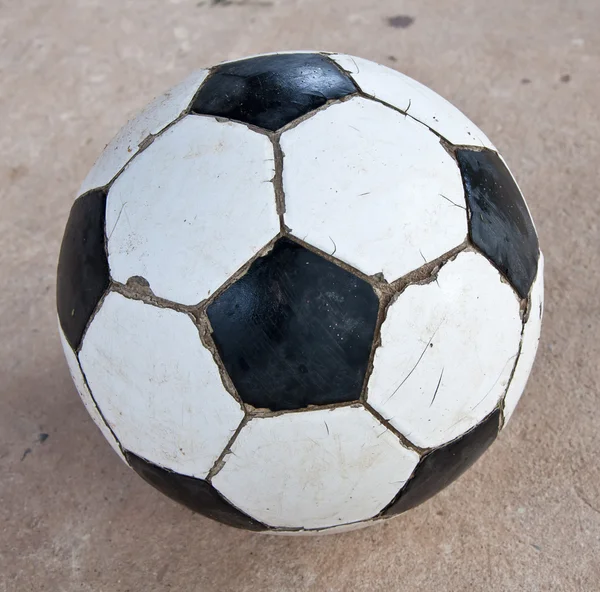 Bola de futebol velho — Fotografia de Stock