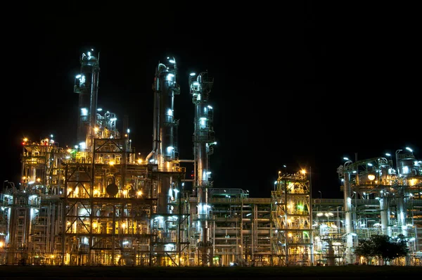 Nattbild av kemisk fabrik — Stockfoto