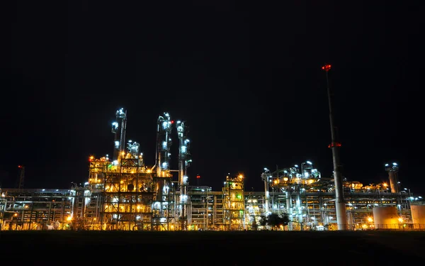 Nachtszene einer Chemiefabrik — Stockfoto
