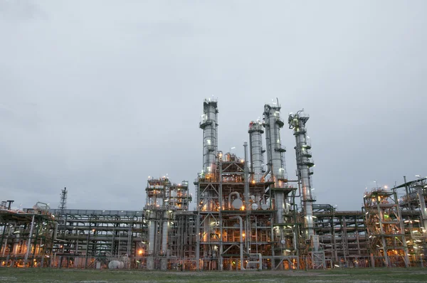 Ochtend scène van chemische fabriek — Stockfoto