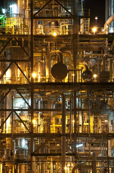 Ночная сцена химического завода — стоковое фото