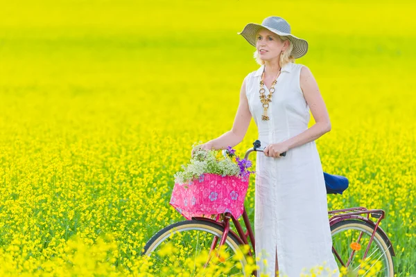 Woman and bicycle — Stock Photo, Image