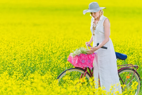 Kvinna och cykel — Stockfoto