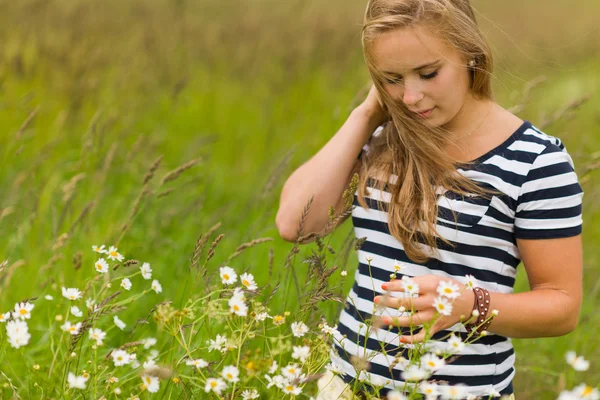 Wildblumen und Mädchen — Stockfoto