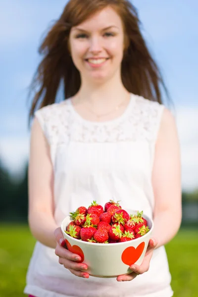 Girl and strawberries — Stock Photo, Image