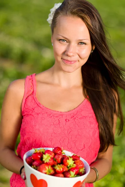 Mädchen und Erdbeeren — Stockfoto
