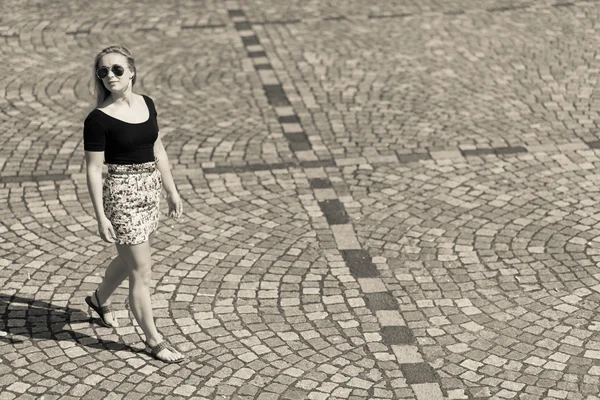 Chica de la ciudad y pavimento — Foto de Stock
