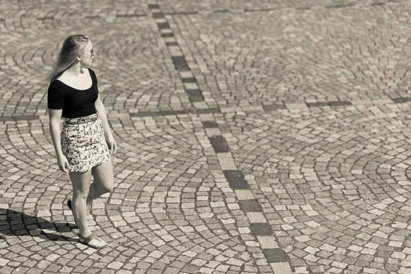 Городская девушка и тротуар — стоковое фото