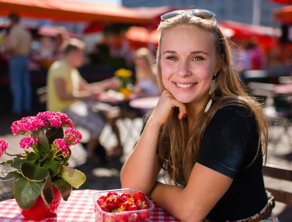Meisje op markt café — Stockfoto