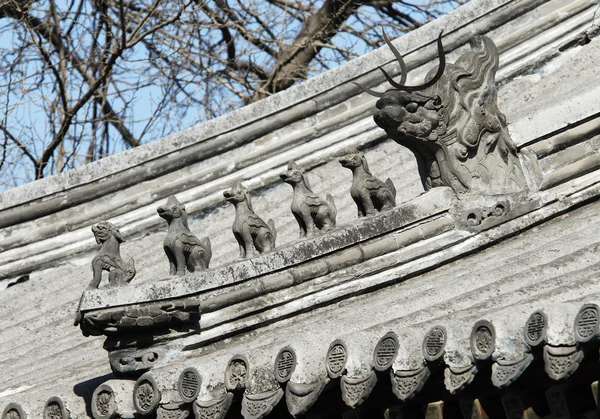 Chinese decorative figures on a building roof — Stock Photo, Image
