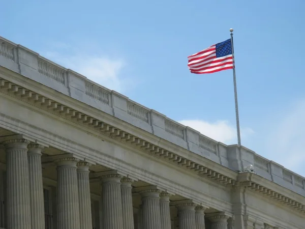 Amerikanska flaggan över byggnad — Stockfoto