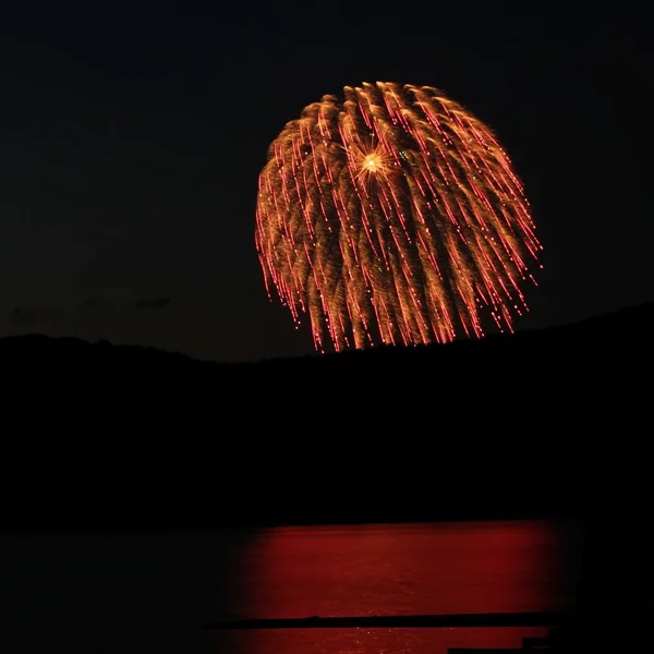 水の上の赤の花火 — ストック写真