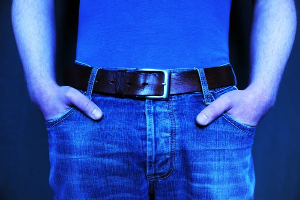 Человек в джинсах — стоковое фото