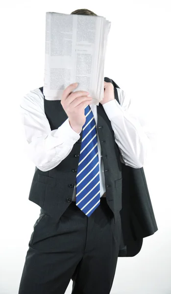 Relajado hombre de negocios leyendo un periódico — Foto de Stock