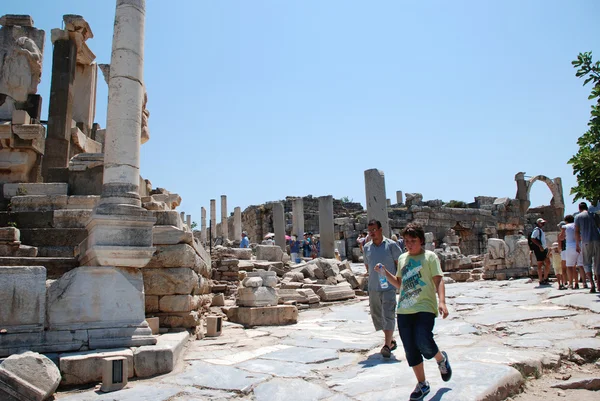 Τουρίστες που επισκέπτονται την αρχαία πόλη της Εφέσου, κοντά σε Σμύρνη, Τουρκία — Φωτογραφία Αρχείου