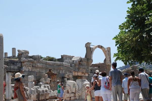 Τουρίστες που επισκέπτονται την αρχαία πόλη της Εφέσου, κοντά σε Σμύρνη, Τουρκία — Φωτογραφία Αρχείου