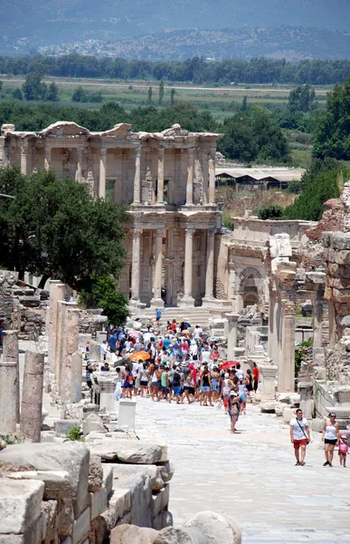 Ephesus, near Izmir, Turkey Туристы перед библиотекой Цельсия — стоковое фото